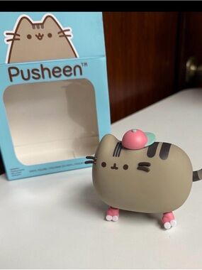 Pusheen Vinyl Figure with Pink Roller Skates and Pink Cap